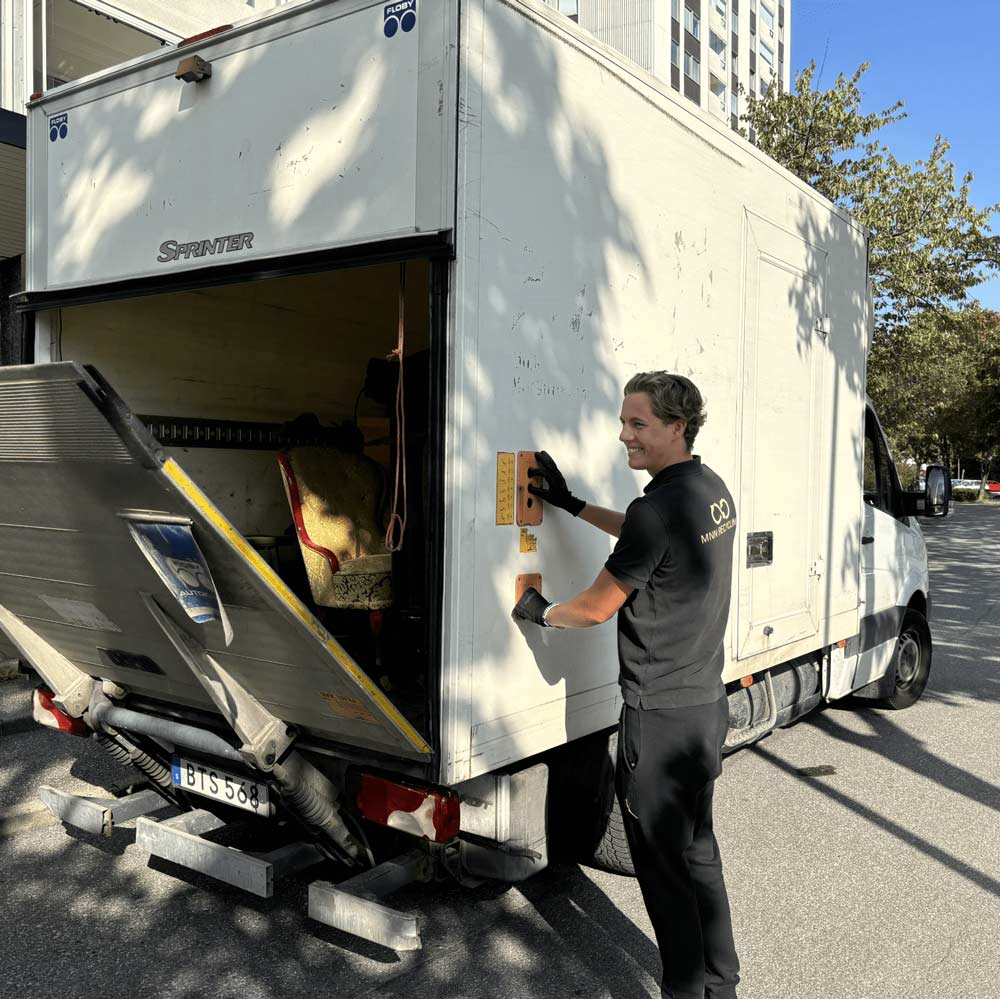 Lastbil som stängs efter tömning av dödsbo