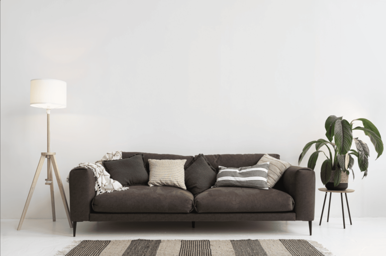 Minimalistiskt vardagsrum med en brun soffa dekorerad med kuddar och en filt. Framför soffan ligger en randig matta. Till vänster står en golvlampa och till höger en grön växt på ett litet bord. Wilma Nilsson Wilma Nilsson 12:04 PM Feb 4 Länk till ny artikel "sälja dödsbo" Turn on screen reader supportTo enable screen reader support, press ⌘+Option+Z To learn about keyboard shortcuts, press ⌘slash