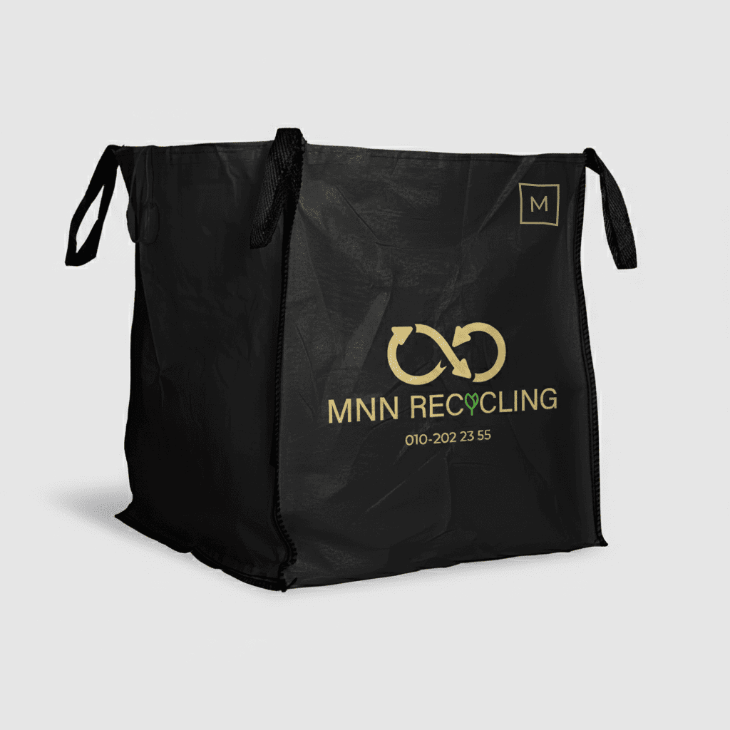 Svart byggsäck i storlek medium från MNN Recycling fotograferad i en studio